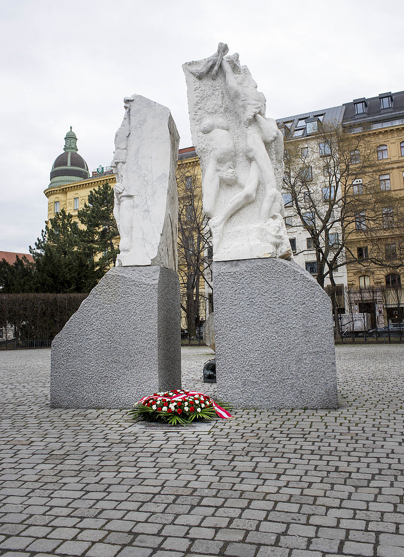 Kranzniederlegung zum 12. März 1938 beim Mahnmal gegen Krieg und Faschismus
