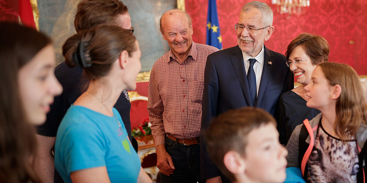 Bundespräsident Alexander Van der Bellen und Doris Schmidauer begrüßen Besucher:innen am Tag der offenen Tür