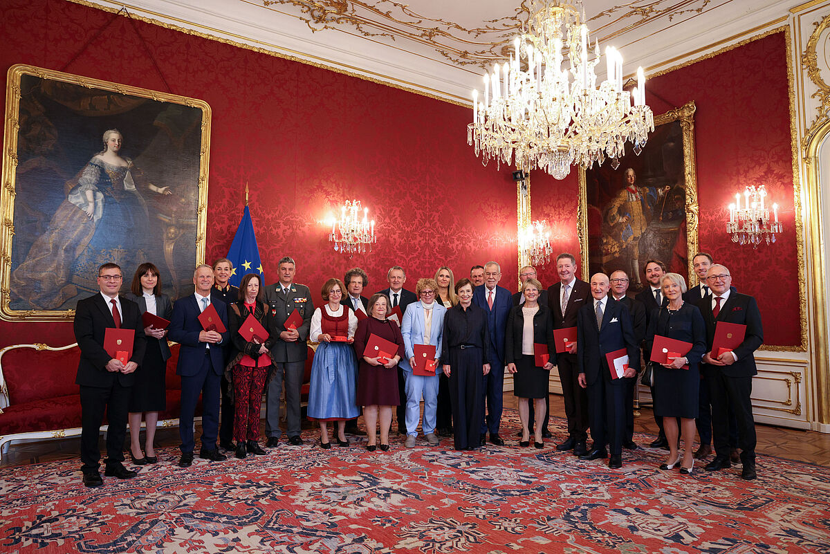 Alexander Van der Bellen ehrt in der Hofburg 22 Österreicherinnen und Österreicher für ihre Verdienste um die Republik.