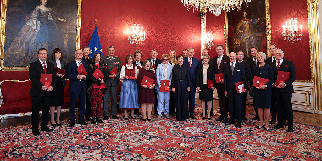 Alexander Van der Bellen ehrt in der Hofburg 22 Österreicherinnen und Österreicher für ihre Verdienste um die Republik.