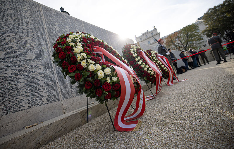 Kranzniederlegung und Gedenken an der Shoa Namensmauern Gedenkstätte 9. November 2023