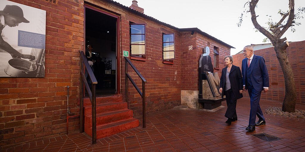 Bundespräsident Alexander Van der Bellen besucht das Wohnhaus von Nelson Mandela in Südafrika.