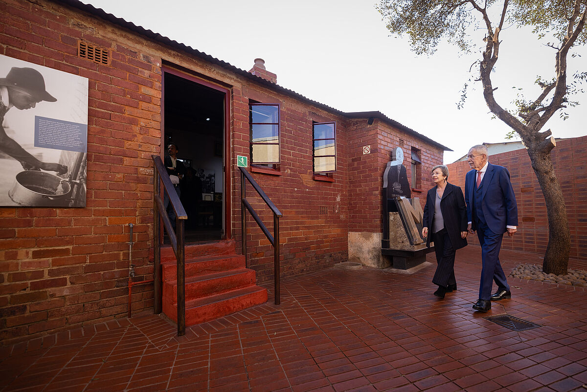 Bundespräsident Alexander Van der Bellen besucht das Wohnhaus von Nelson Mandela in Südafrika.
