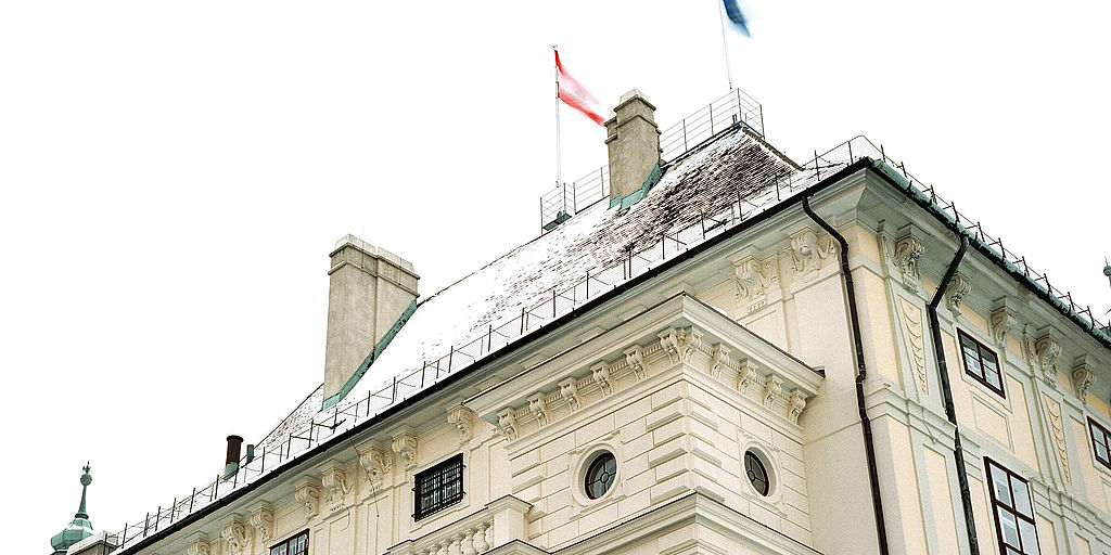 Flaggen am Dach der Präsidentschaftskanzlei