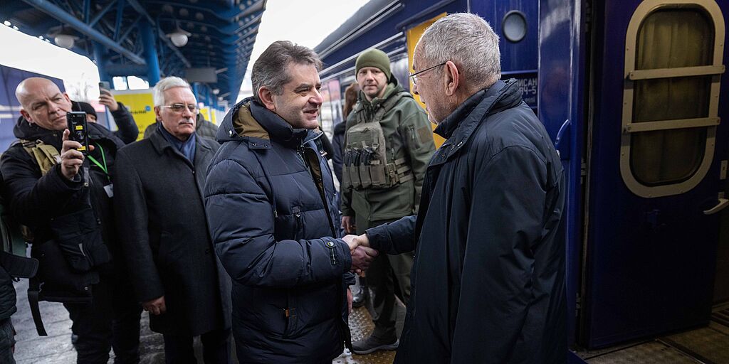 Bundespräsident Alexander Van der Bellen wird vom ukrainischen Vize-Außenminister Yevhen Perebyinis am Bahnhof in Kyjiw begrüßt