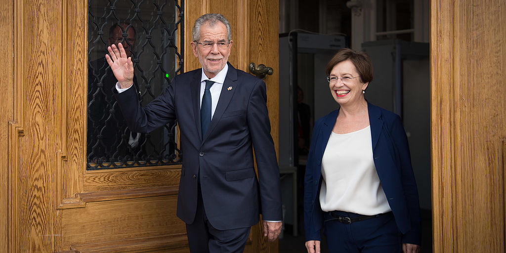 Bundespräsident Alexander Van der Bellen und Doris Schmidauer am Eingang der Präsidentschaftskanzlei